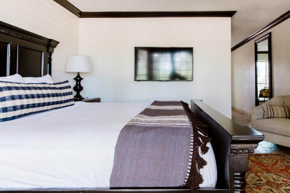 Deluxe King Room interior